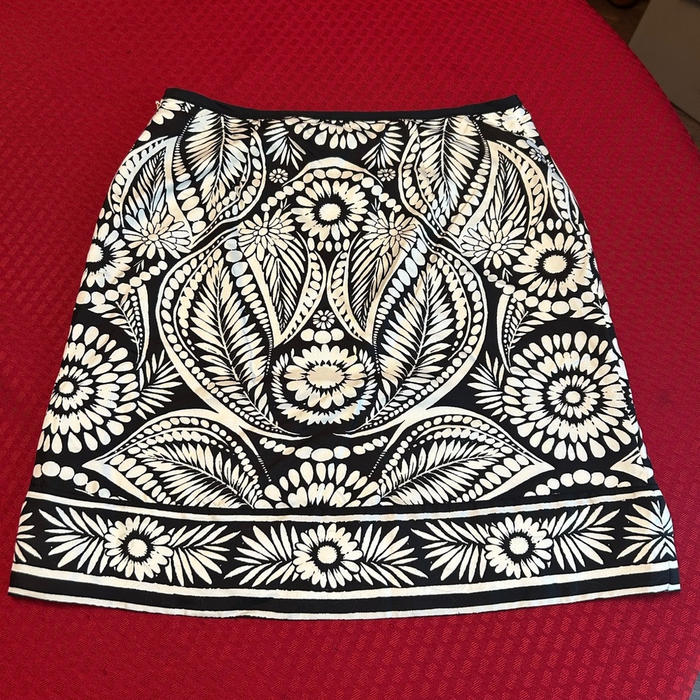 Banana Republic Size 2 Silk Floral Black And White Skirt 18”